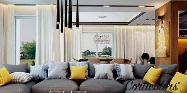 En esta imagen se puede apreciar como puedes combinar tus cortinas con un sofá gris o de otro color