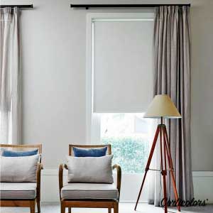 Estores con cortinas en la misma ventana
