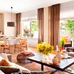 Combinar estores y cortinas para el salón
