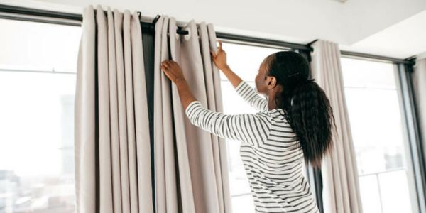 Guía sobre cómo colocar cortinas, mostrando los pasos básicos para instalarlas correctamente y lograr un acabado ordenado y funcional en la ventana.