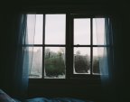 Ideas y consejos para decorar ventanas pequeñas, mostrando formas de aprovechar la luz, crear sensación de amplitud y añadir estilo a cualquier habitación.