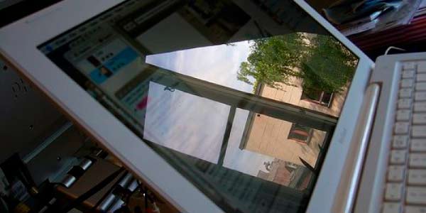 Cómo evitar los reflejos del sol en las pantallas