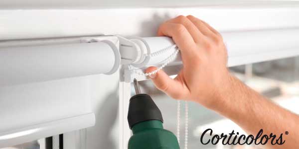 Guía para instalar estores screen de Corticolors, mostrando paso a paso cómo colocar estores enrollables de manera fácil y segura en cualquier ventana.