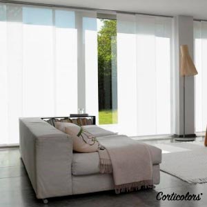 Dentro de los tipos de cortinas estores puedes encontrar los paneles japoneses como los que se muestran en la imagen