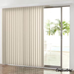 Las cortinas verticales como las que se muestran en la imagen son perfectas si buscas estores o cortinas para grandes ventanales.