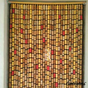 Cortinas hechas con tapones de corcho