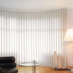 Las cortinas verticales translúcidas son otra alternativa si buscas intimidad con tus cortinas o estores