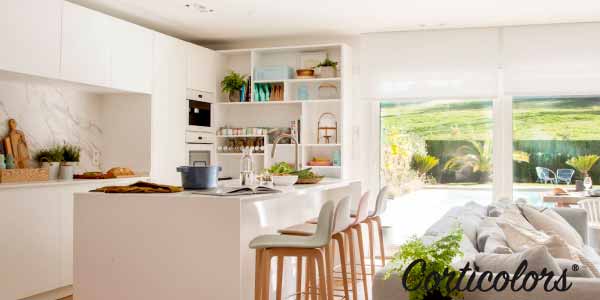 Cocina abierta al salón con estores enrollables y estilo nórdico. Conoce más en nuestro post