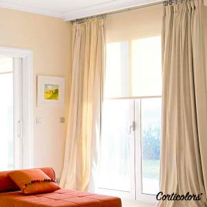 Estores con cortinas a los lados