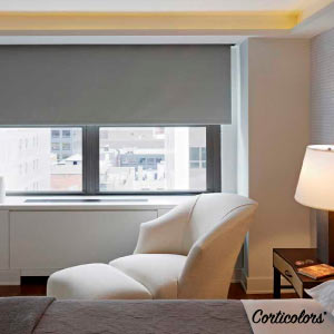 Estores opacos de Corticolors diseñados para hoteles, mostrando su capacidad de bloquear la luz por completo, aportar privacidad y ofrecer un ambiente confortable y elegante en las habitaciones.