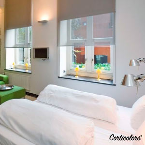 Estores Screen de Corticolors diseñados para hoteles, mostrando su tejido técnico que filtra la luz, aporta privacidad y combina funcionalidad con un estilo moderno en habitaciones de hospedaje.
