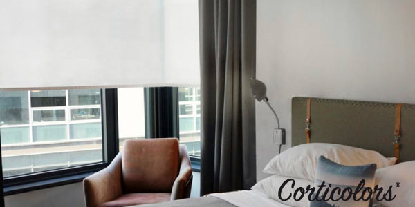 Estores de Corticolors diseñados para hoteles, mostrando su estilo elegante y funcionalidad que proporciona privacidad, control de luz y comodidad en habitaciones de hospedaje.