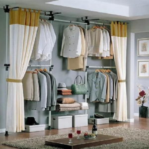 Una de las mejores formas de tapar las puertas de tus armarios es con cortinas como en la imagen
