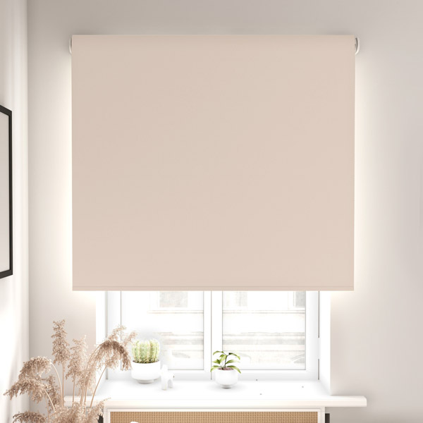 Estor enrollable opaco modelo Oslo en beige de Corticolors, ideal para bloquear la luz por completo, aportar privacidad y un estilo moderno y elegante en salones, dormitorios u otras estancias.