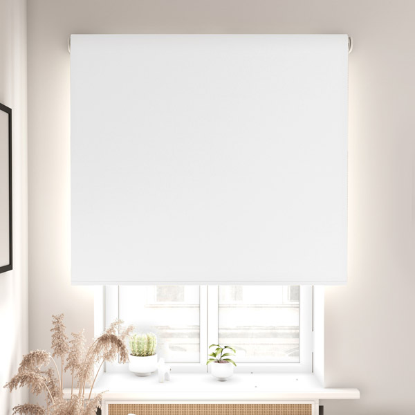 Estor enrollable opaco blanco modelo Oslo de Corticolors, ideal para bloquear la luz, aportar privacidad y un estilo moderno y elegante en salones, dormitorios u otras estancias.