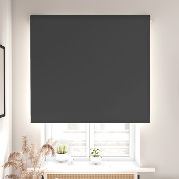 Estor enrollable opaco Oslo negro, ideal para estancias en las que buscas ausencia de luz o no cuentas con persianas
