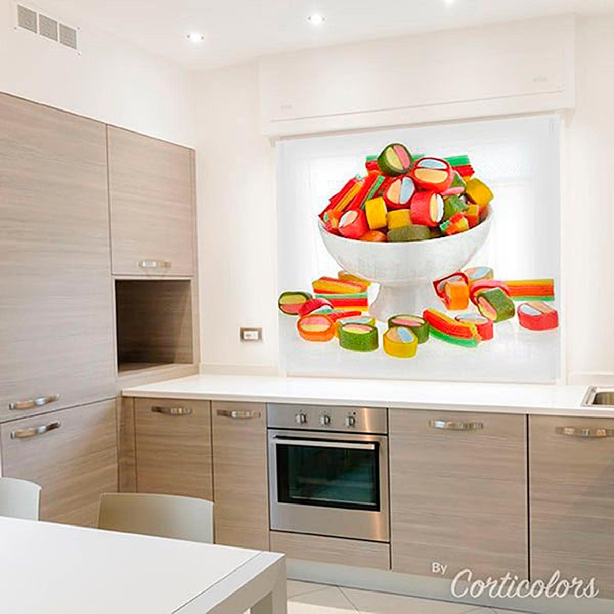 Estor enrollable personalizado con diseño de chuches para cocina de Corticolors, impreso a medida para aportar color, diversión y un toque único a la decoración del espacio.