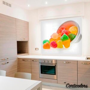 Estor enrollable personalizado para cocina de Corticolors, confeccionado a medida con tejido resistente a la humedad y fácil de limpiar, ideal para aportar estilo y funcionalidad al espacio.