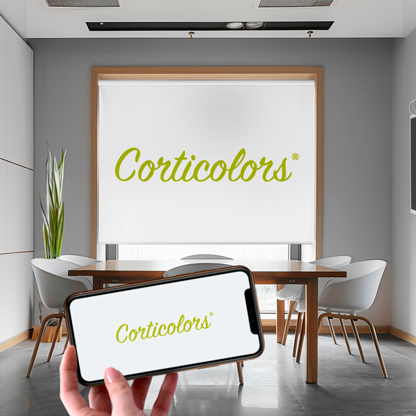 stor enrollable personalizado con logo de Corticolors, impreso a medida para empresas o negocios, ideal para promocionar la marca y aportar un toque profesional y decorativo al espacio.