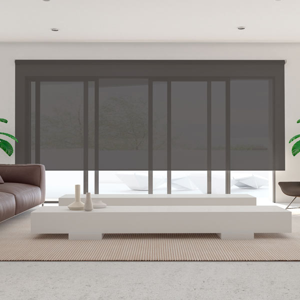 El estor Fiberglass Negro que se muestra en la imagen es perfecto para cualquier tipo de estancia por el aislamiento que consigue. Fabricado por Corticolors a medida