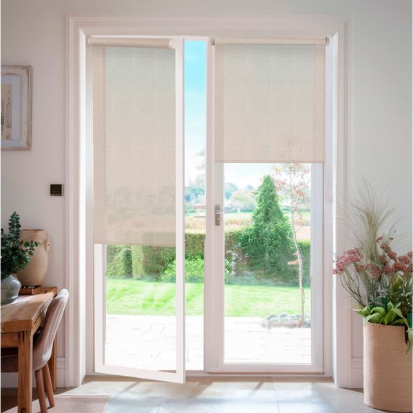 Estor enrollable sin taladrar Corticolors modelo 3000 en color lino, instalación fácil sin agujeros, ideal para regular la luz, aportar privacidad y un estilo moderno y elegante en cualquier estancia.