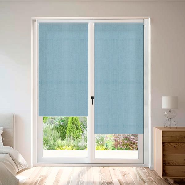 Estor enrollable sin taladrar modelo Valencia en azul de Corticolors, instalación fácil sin agujeros, que permite entrada de luz natural, aporta privacidad y un estilo moderno y elegante al espacio.