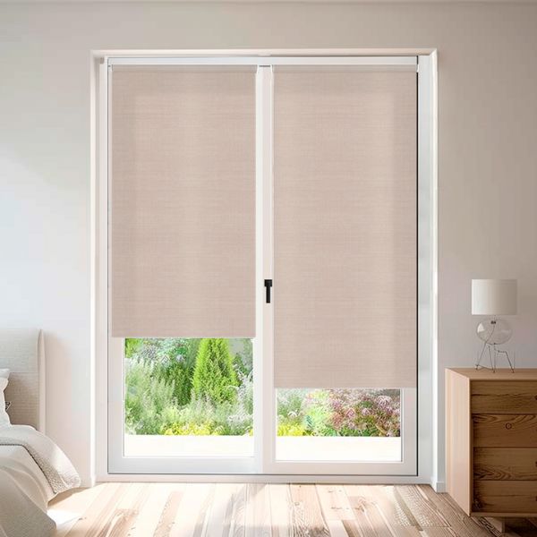 Estor enrollable sin taladrar modelo Valencia en beige claro de Corticolors, instalación fácil y sin agujeros, que permite entrada de luz natural, aporta privacidad y un estilo moderno y elegante al espacio.