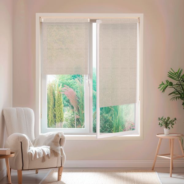 Estor sin taladrar modelo Screen Navarra en color lino de Corticolors, instalado en ventana, que permite entrada de luz natural, aporta privacidad y un estilo moderno y elegante al espacio.