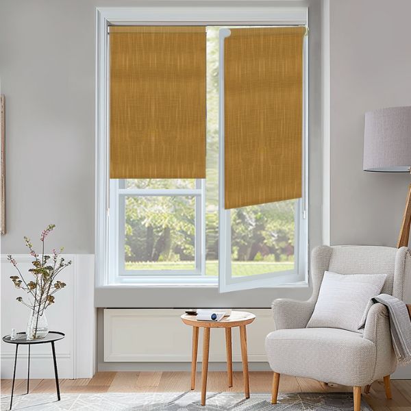 Estor sin taladrar translúcido modelo Shantung en color amarillo de Corticolors, instalación fácil sin agujeros, que permite entrada de luz suave, aporta privacidad y un estilo alegre y moderno al espacio.