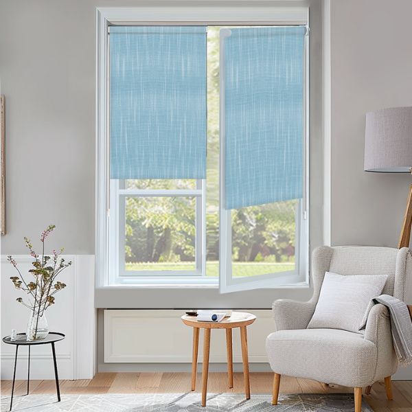 Estor sin taladrar translúcido modelo Shantung en azul de Corticolors, instalación fácil sin agujeros, que permite entrada de luz suave, aporta privacidad y un estilo moderno y fresco al espacio.