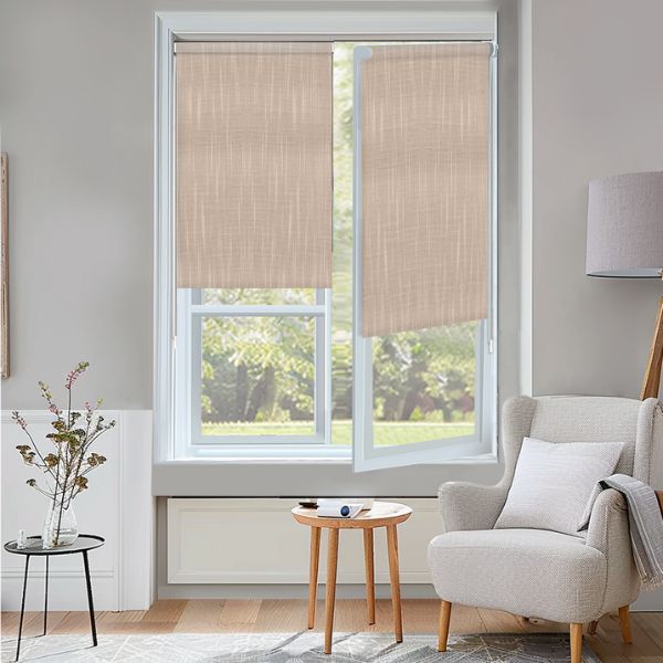 Estor sin taladrar translúcido modelo Shantung en beige de Corticolors, instalado en ventana, que permite entrada de luz suave, aporta privacidad y un estilo cálido y moderno al espacio.