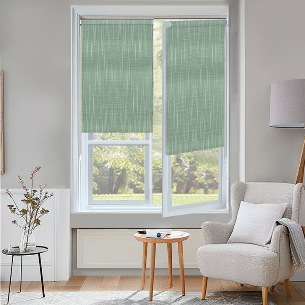 Estor sin taladrar translúcido modelo Shantung en verde menta de Corticolors, instalado en ventana, que permite entrada de luz suave, aporta privacidad y un estilo moderno y fresco al espacio.