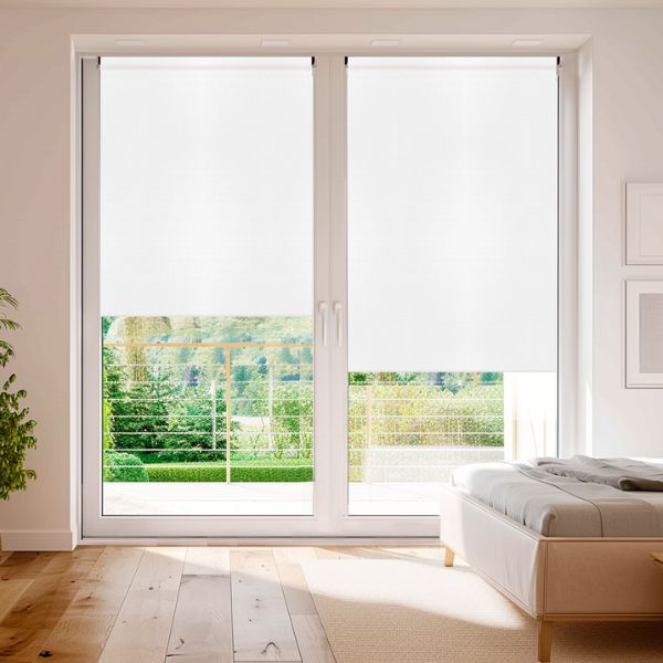 Estor sin taladrar opaco Oslo blanco de Corticolors, modelo a medida con tejido blackout que bloquea la luz por completo, ideal para dormitorios y estancias donde se busca máxima privacidad y confort.