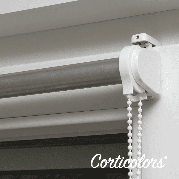 Mecanismo para estor enrollable sin taladrar de Corticolors, sistema práctico que permite instalar el estor sin hacer agujeros, ideal para ventanas modernas y de fácil montaje.