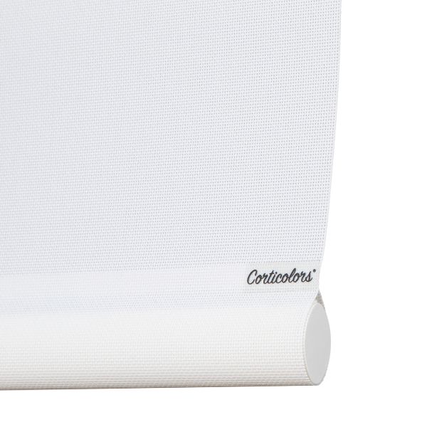 Estor enrollable de Corticolors con contrapeso oculto, mostrando su diseño elegante que asegura un recogido uniforme y un funcionamiento estable sin que el contrapeso sea visible.