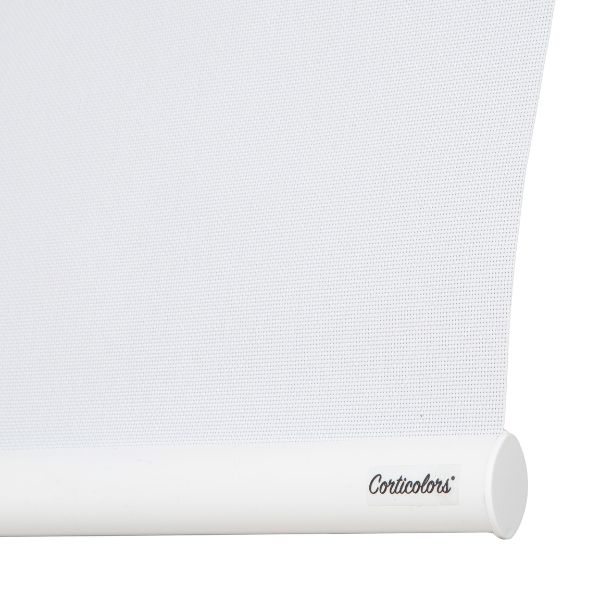 Estor enrollable blanco de Corticolors mostrando el contrapeso visible, que garantiza un recogido uniforme y un funcionamiento estable del estor.