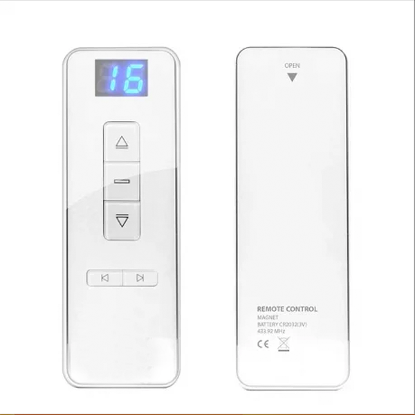 Mando blanco para estores motorizados de Corticolors, mostrando su diseño compacto y funcional para controlar la apertura y cierre de los estores de forma cómoda.