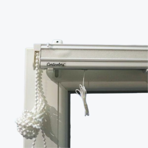 Mecanismo para estor sin taladrar de Corticolors, sistema de sujeción adaptable que permite instalar estores paqueto o plegable sin herramientas ni agujeros, ideal para ventanas abatibles o de PVC.