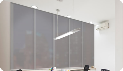 Paneles japoneses de poliéster y PVC de Corticolors, combinando resistencia y facilidad de limpieza, ideales para estores deslizantes que aportan estilo moderno, privacidad y durabilidad en cualquier estancia.