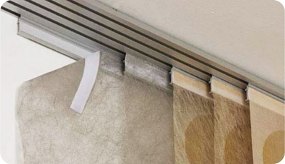 Paneles japoneses de Corticolors con sistema de velcro, diseñados para una instalación fácil y segura, permitiendo colocar y retirar los paneles de manera práctica y mantener un deslizamiento uniforme.